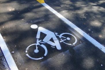 Een witte markering geeft het fietspad aan