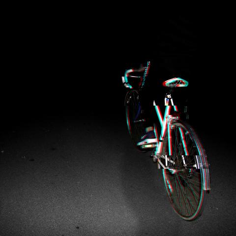 Persoon fietst in de nacht