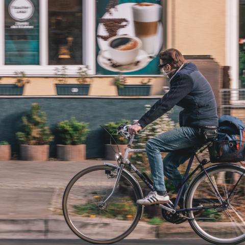 Man op fiets in de stad