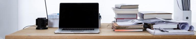 boeken en laptop op studentenbureau