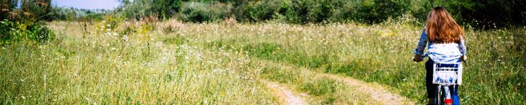 Kind fietst door een veld