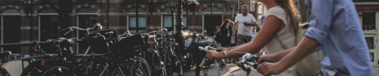 Twee fietsers in Amsterdam
